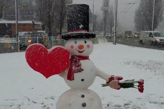 День Валентина на носі: в Києві з'явився сніговик-романтик