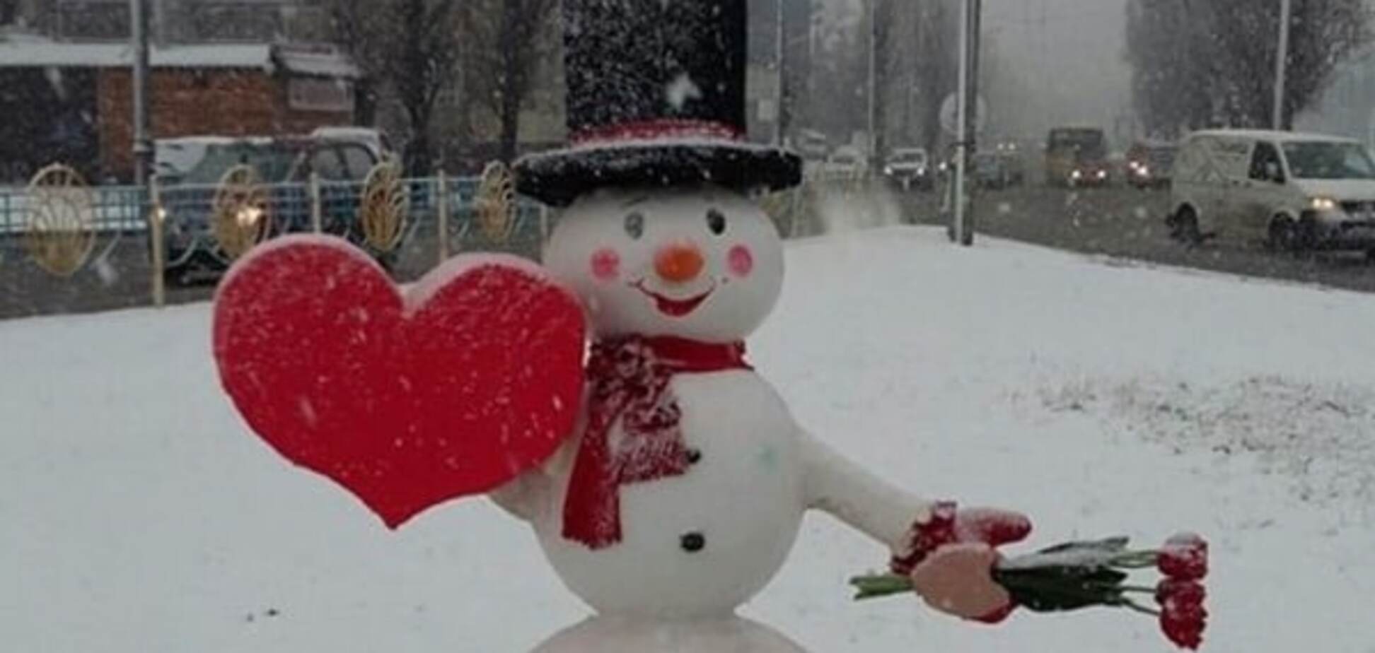 День Валентина на носу: в Киеве появился снеговик-романтик