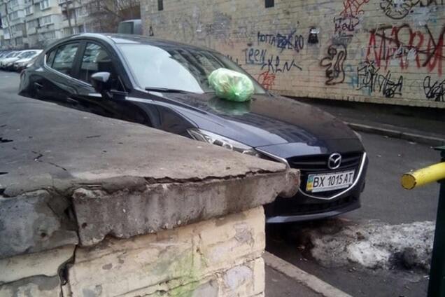 В Киеве горожане наказали 'героя парковки': фотофакт