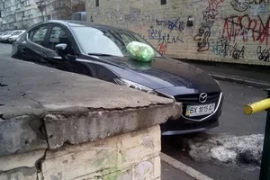 В Киеве горожане наказали "героя парковки"