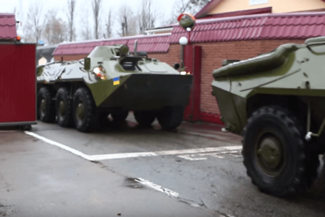 Из Киева на Донбасс отправилась колонна бронетехники: видеофакт