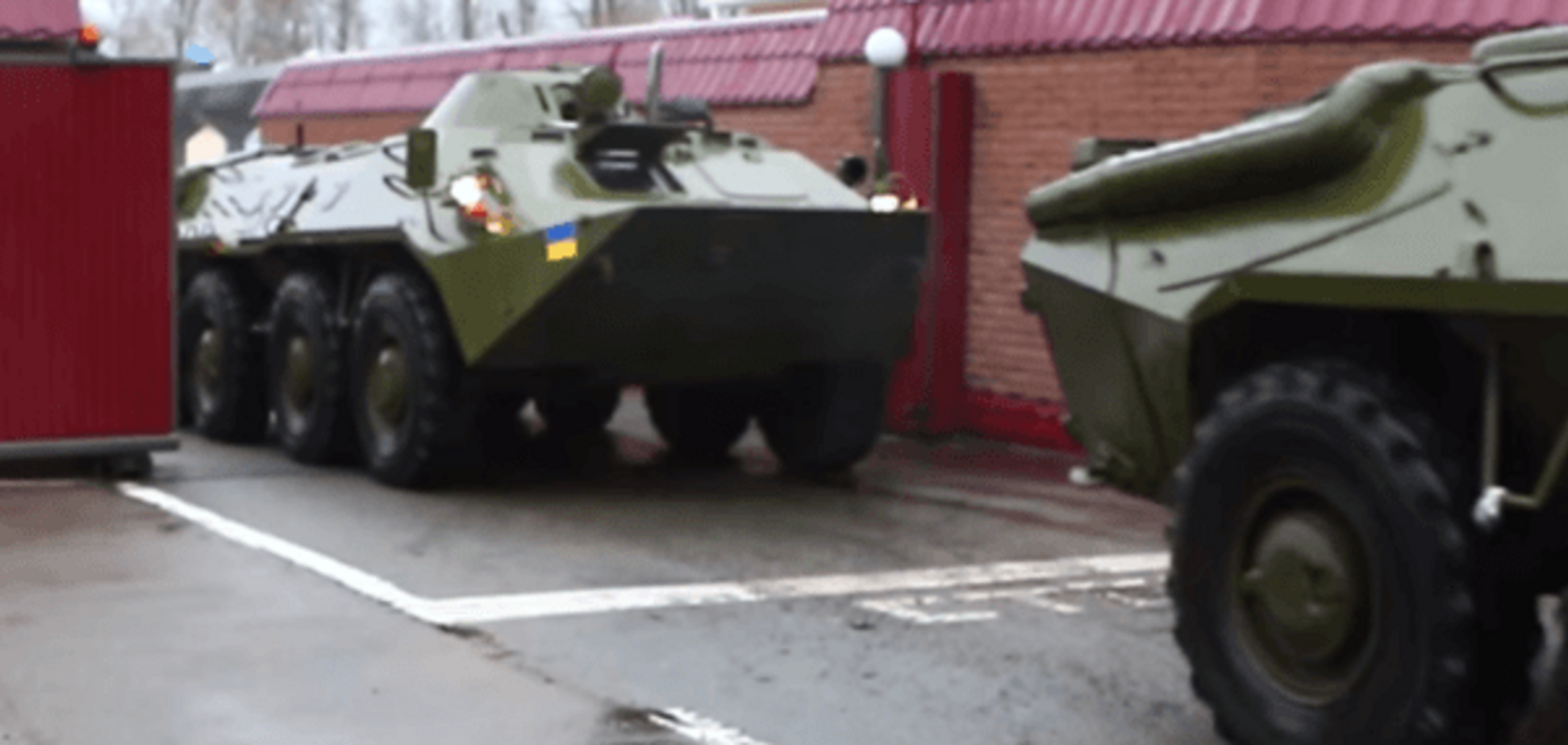 З Києва на Донбас вирушила колона бронетехніки: відеофакт