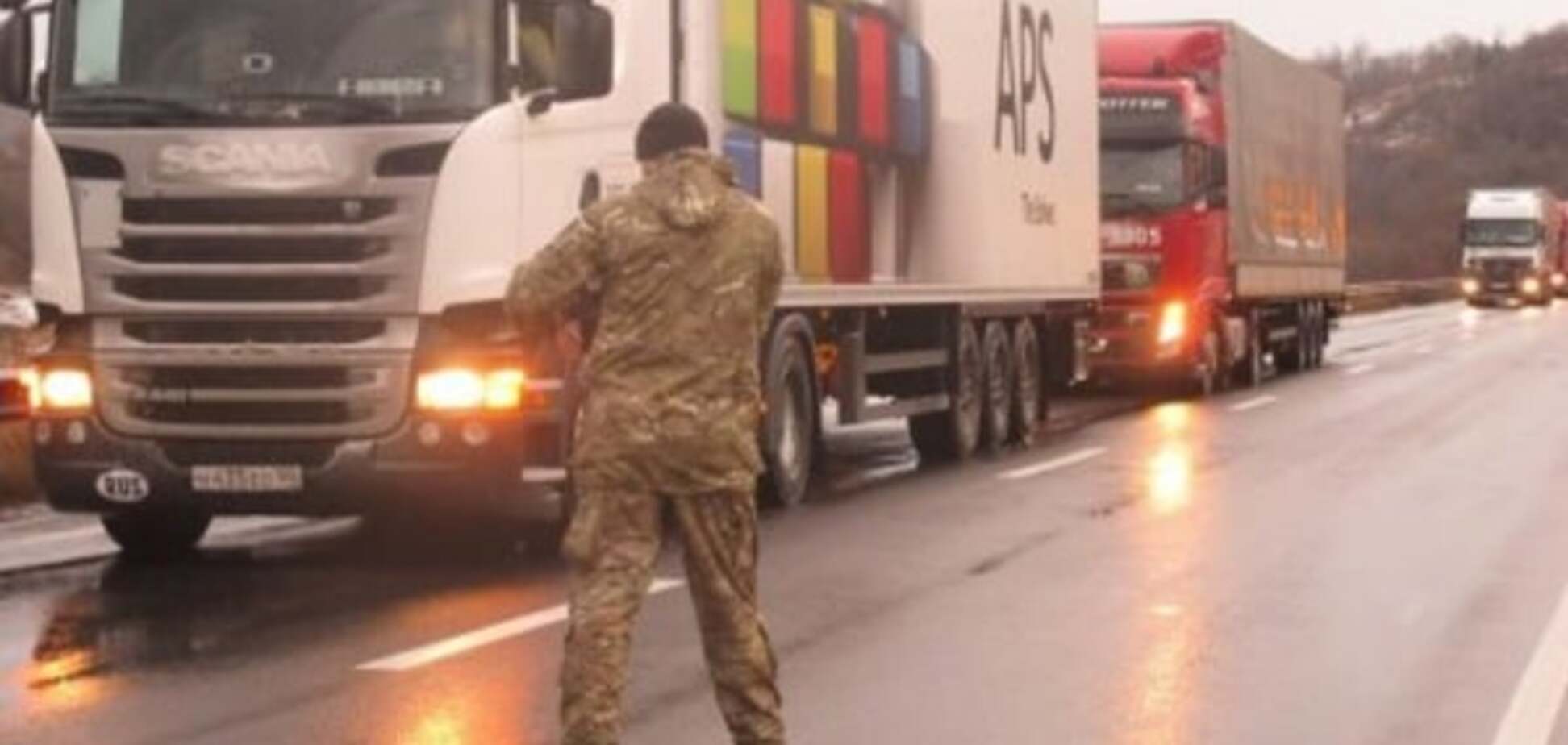 На Закарпатье активисты заблокировали российские фуры: опубликованы фото