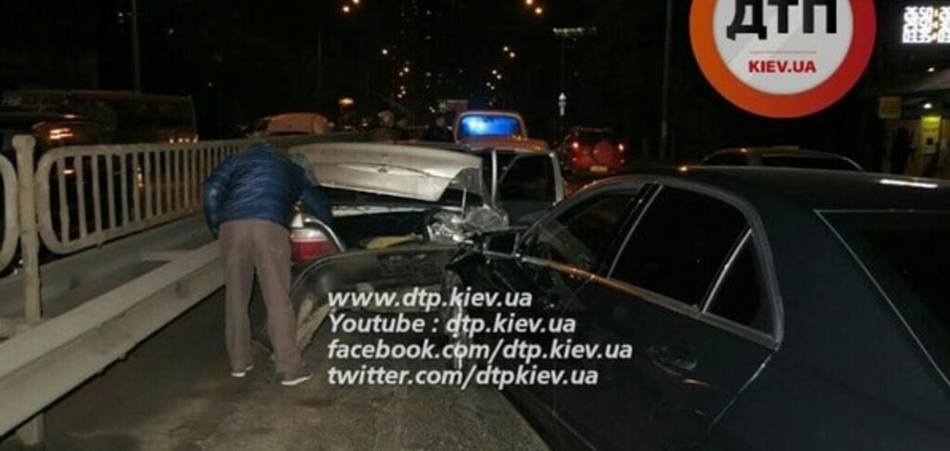 У Києві водій Mercedes протаранив чотири машини і втік