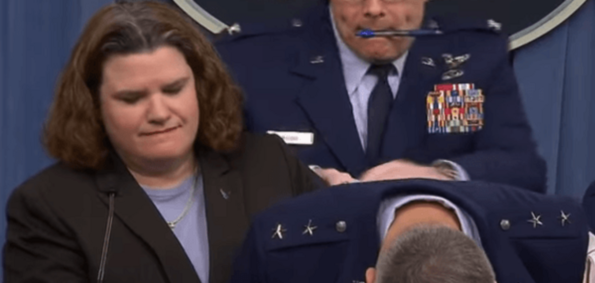 Американский генерал потерял сознание прямо во время выступления: опубликовано видео