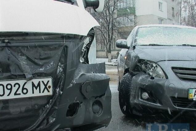 В Киеве водитель Toyota на полном ходу 'впечатался' в маршрутку