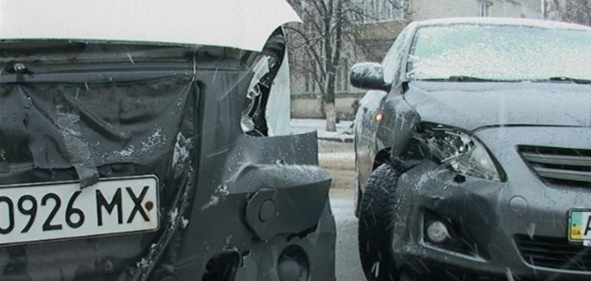 В Киеве водитель Toyota на полном ходу 'впечатался' в маршрутку