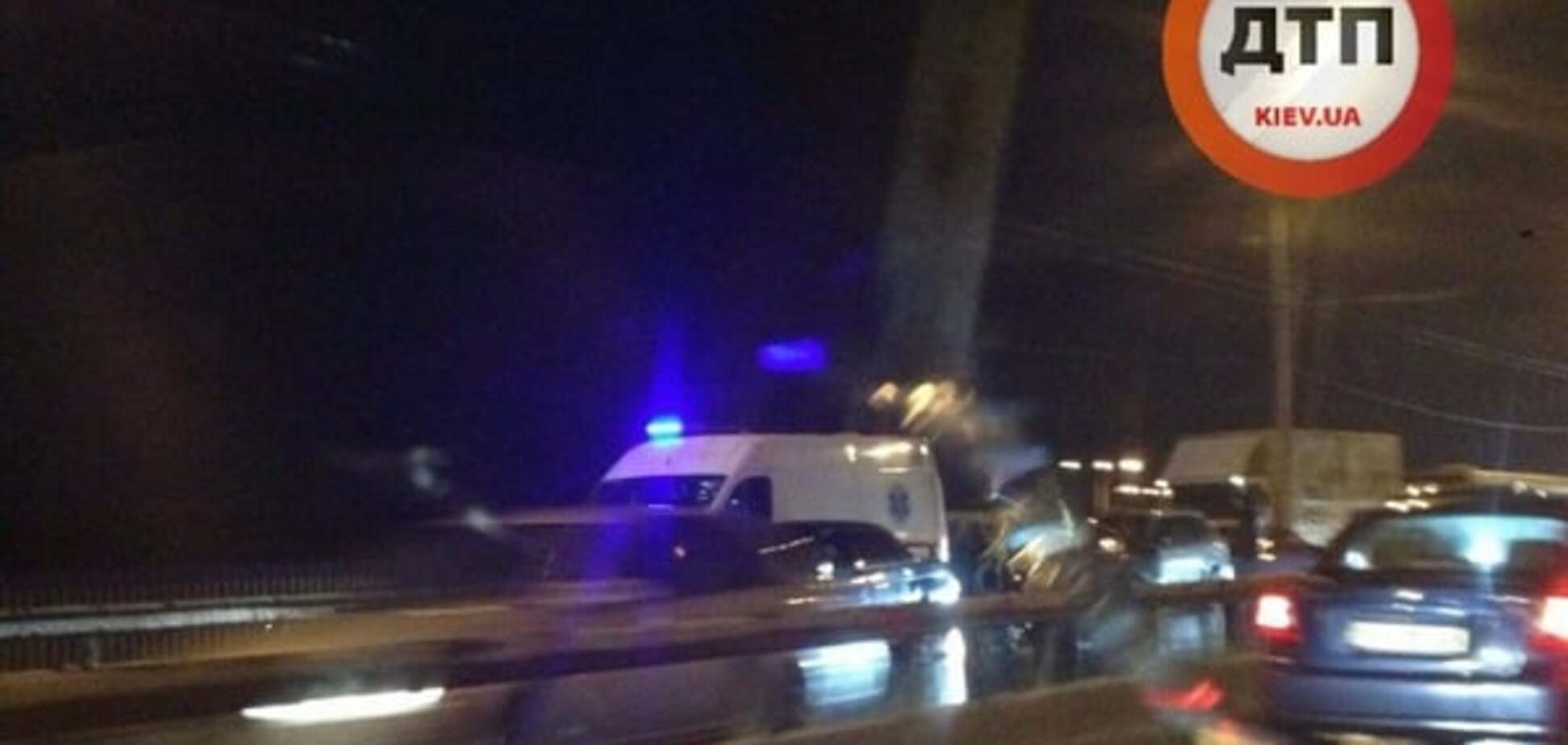 Авария в Киеве полностью 'остановила' Московский мост: опубликованы фото