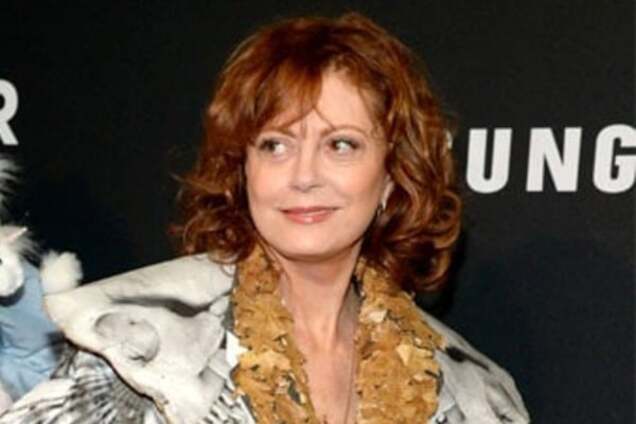 Сьюзан Сарандон вывела в свет 23-летнего сына в платье с розовыми пони