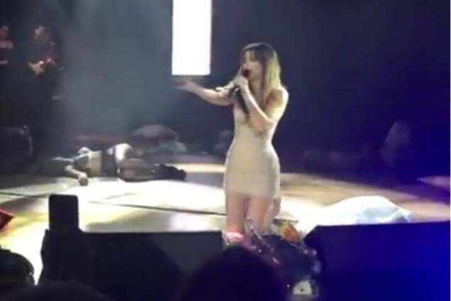 Ани Лорак на коленях выступила в Германии: опубликовано видео