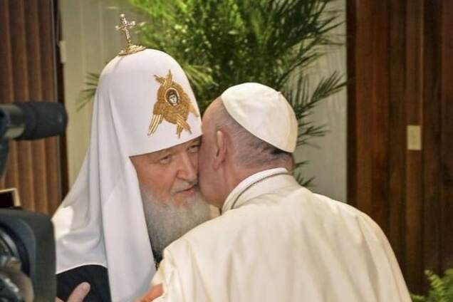 Поцелуи на щеке Папы Франциска оставлял Путин - Bild