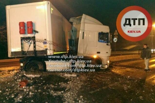 Осторожно, гололед: в Киеве произошли две серьезных аварии