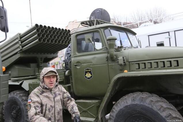 Дымовая завеса: оккупанты в Крыму развернули 'Грады' и САУ