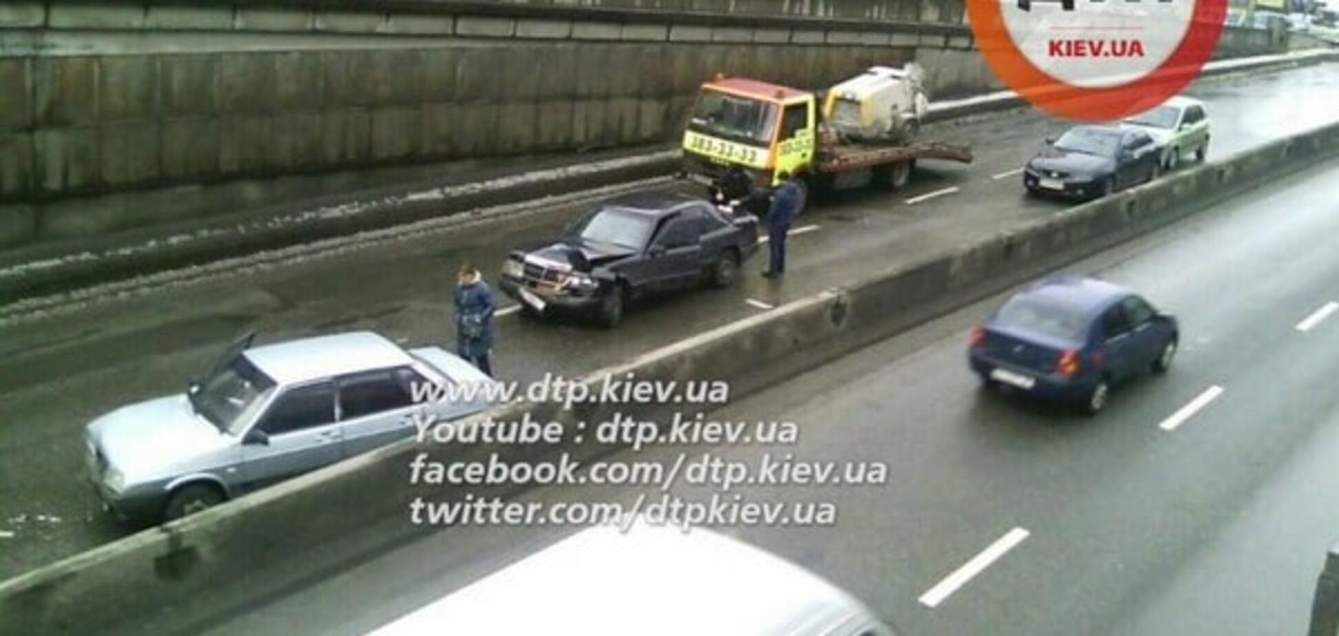 Масштабное ДТП в Киеве: на Севастопольской столкнулись несколько машин