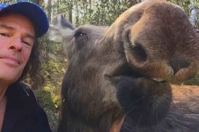 Друг зверей: житель Аляски покорил соцсети потрясающими снимками