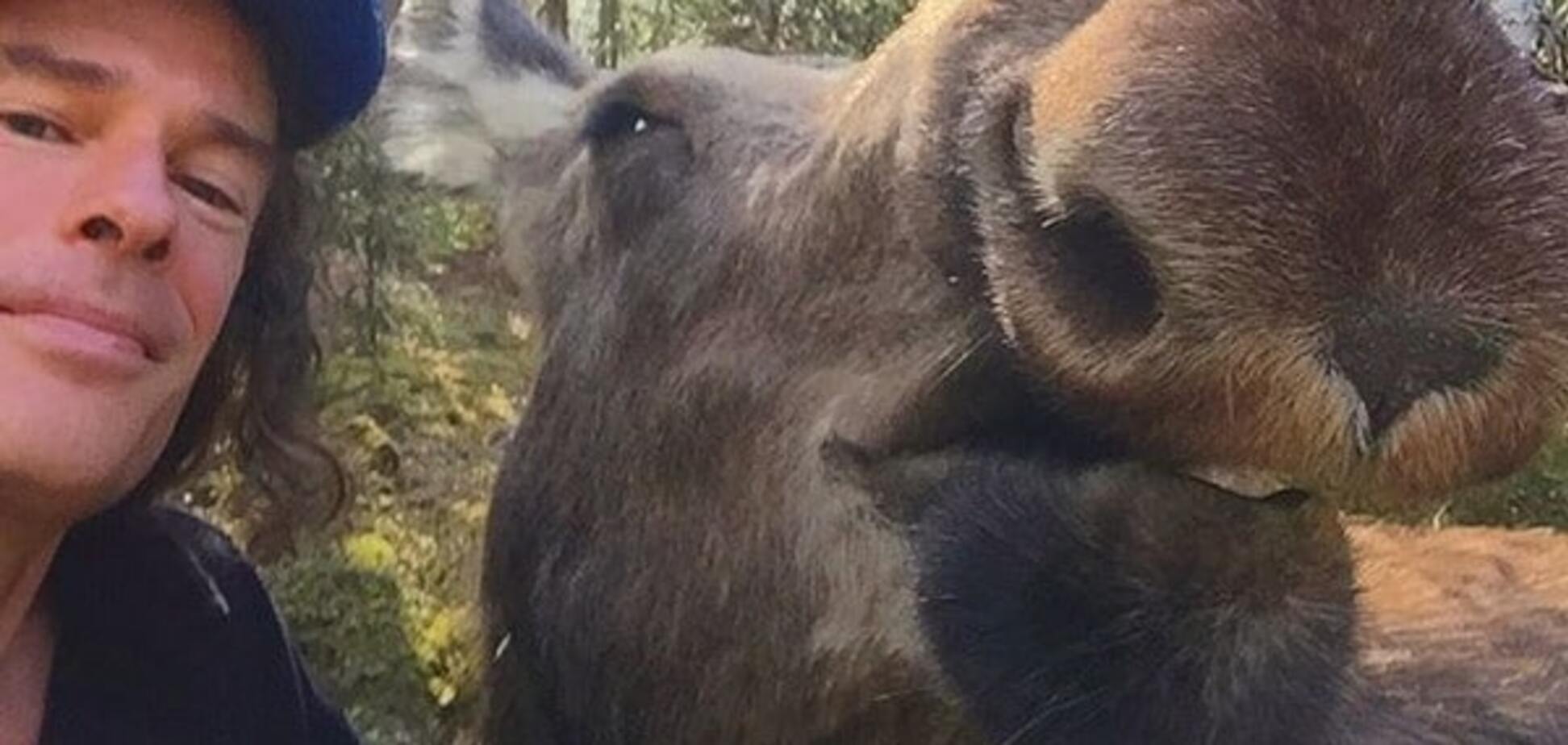 Друг зверей: житель Аляски покорил соцсети потрясающими снимками