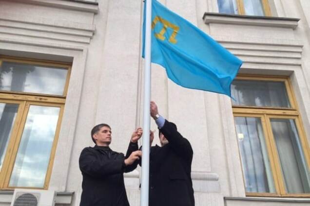 У Києві поблизу МЗС підняли прапор кримських татар: опубліковані фото
