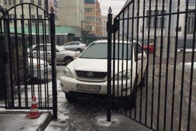 Lexus у ворот: в Киеве автохам обматерил охранников медучреждения