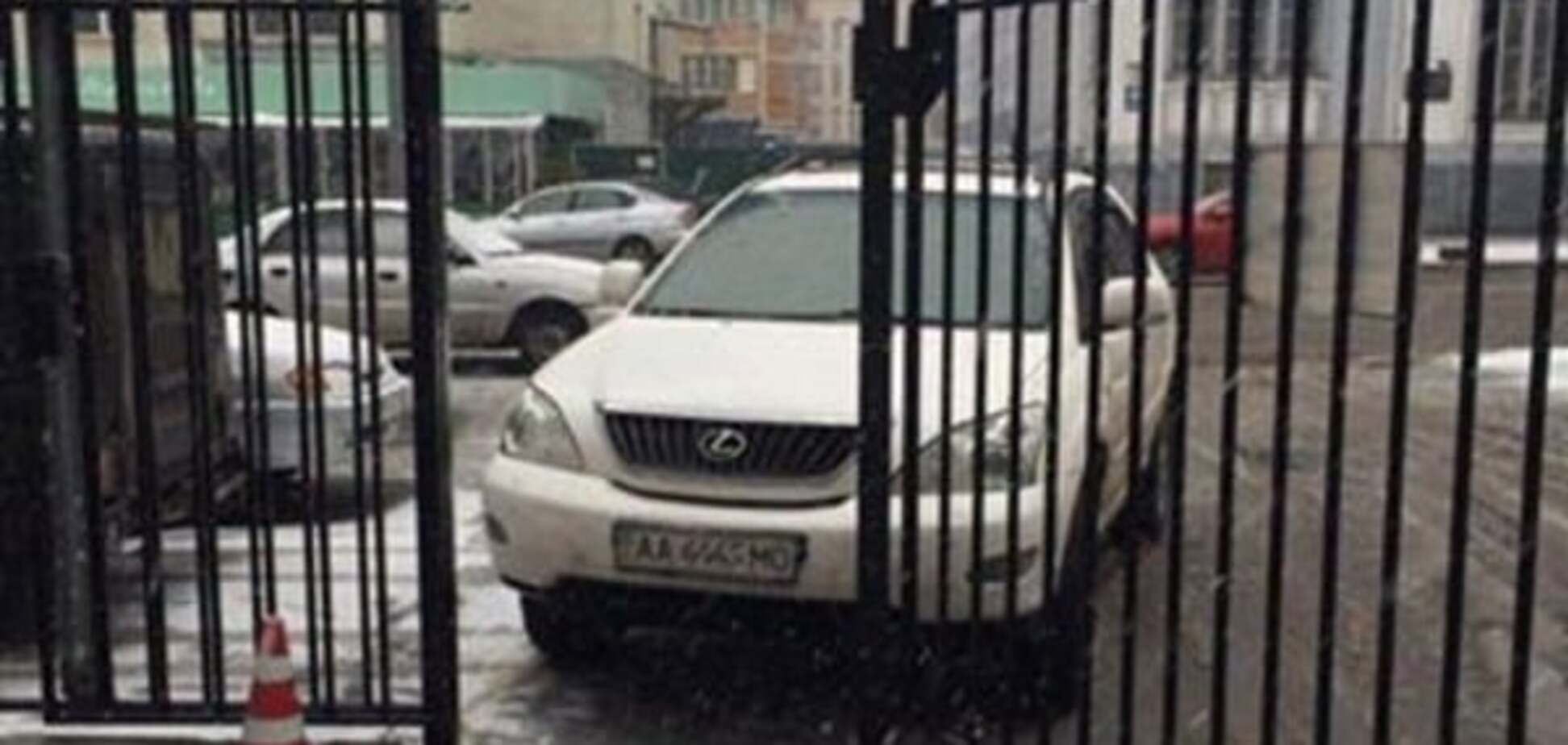 Lexus біля воріт: у Києві автохам обматюкав охоронців медустанови