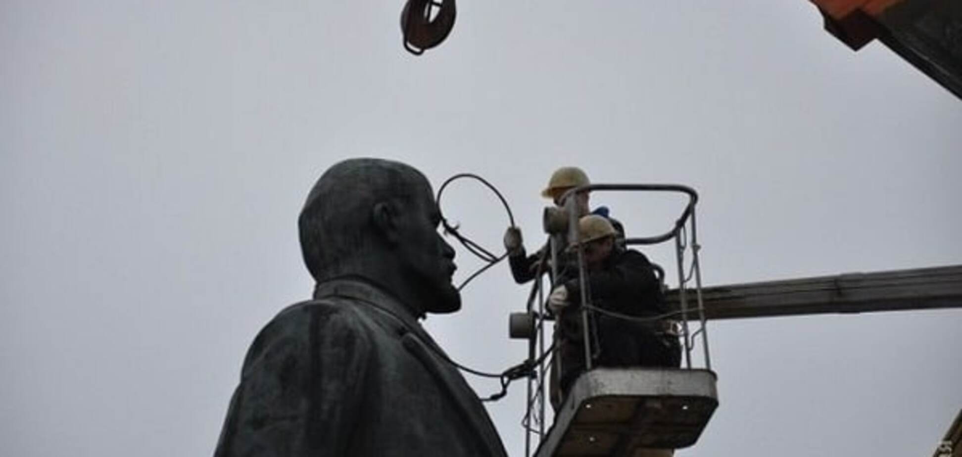 Уехал вперед ногами: на Одесщине демонтировали самого большого Ленина
