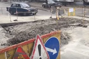 Блогер показал, как киевские коммунальщики боролись с разбитой дорогой