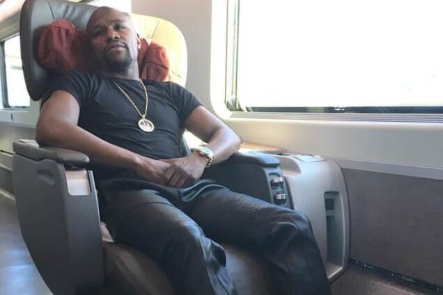 Кадр дня. Как выглядит охрана самого знаменитого чемпиона мира по боксу: впечатляющие фото