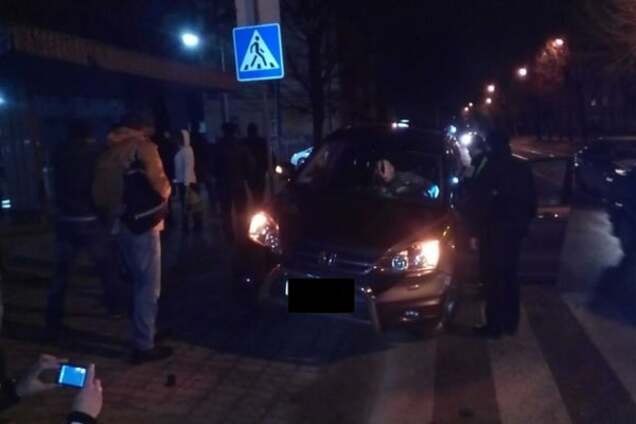 Во Львове пьяный водитель въехал в остановку: опубликованы фото