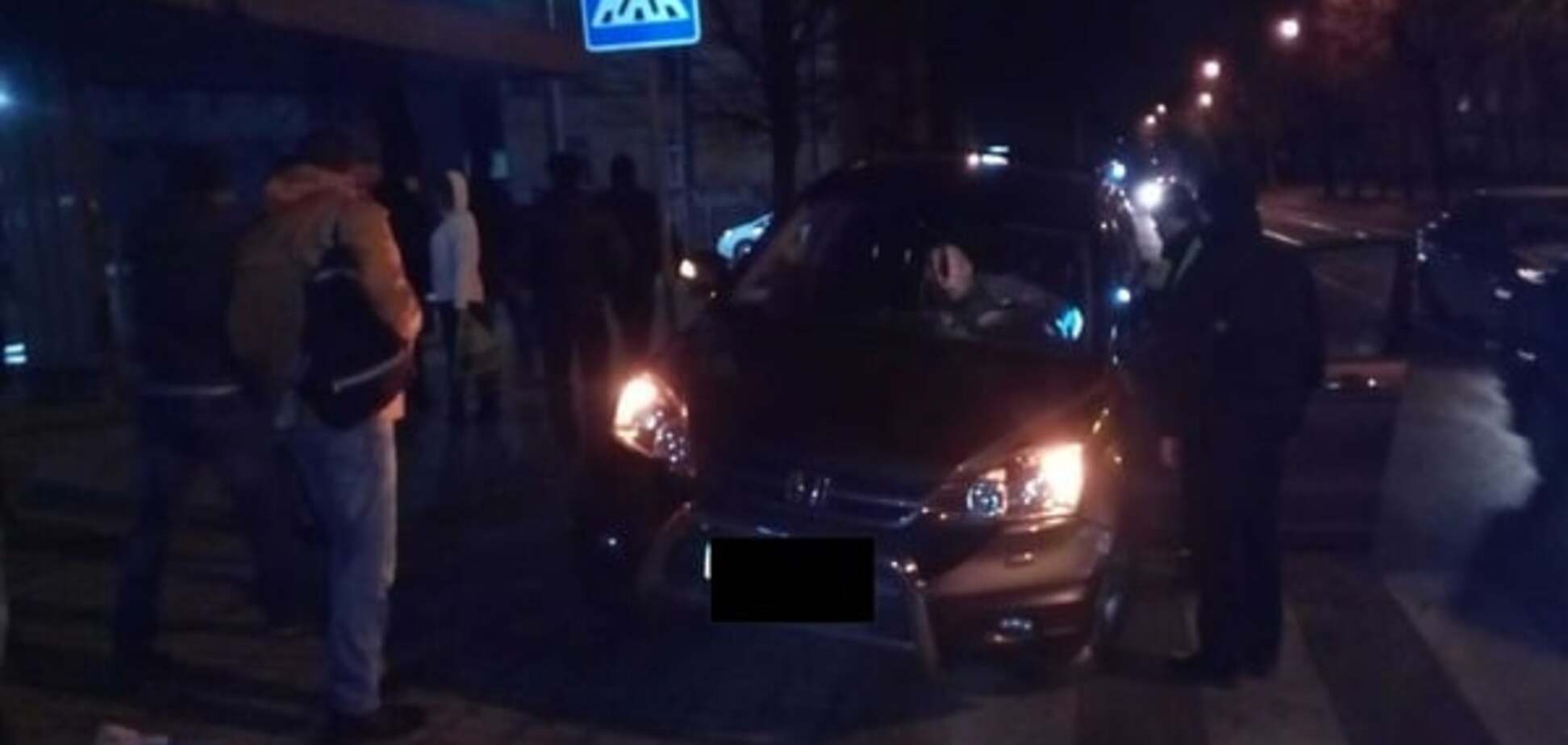 Во Львове пьяный водитель въехал в остановку: опубликованы фото