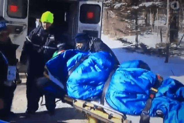 'Весь в крови'. Трехкратный чемпион мира попал в больницу после страшного падения на Кубке мира по биатлону: видео инцидента