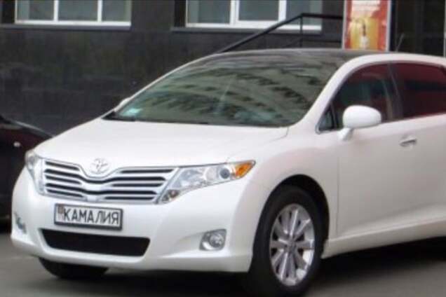 У мамы известной украинской певицы в Киеве угнали машину: опубликованы фото