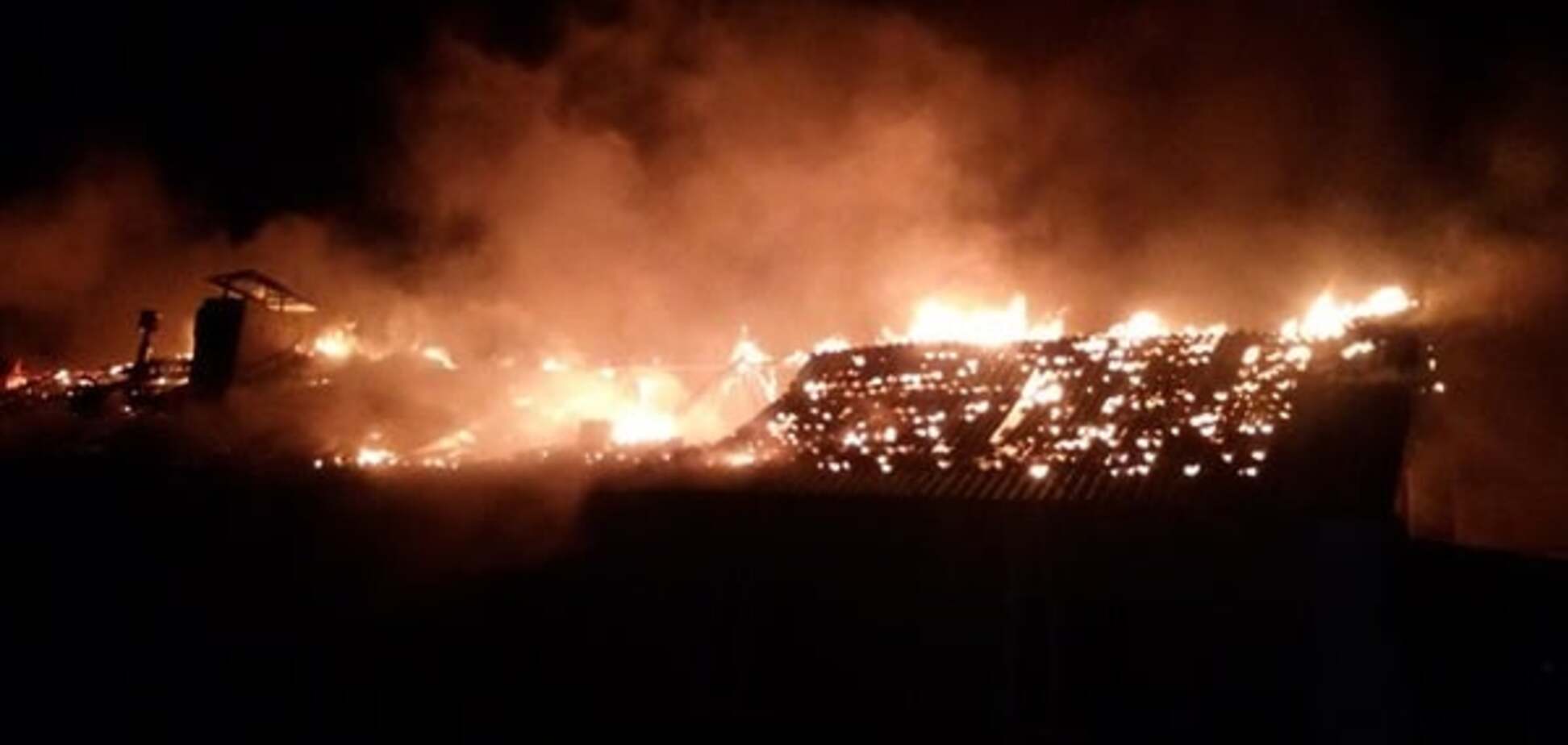 В Киевской области крупный пожар уничтожил офисное здание