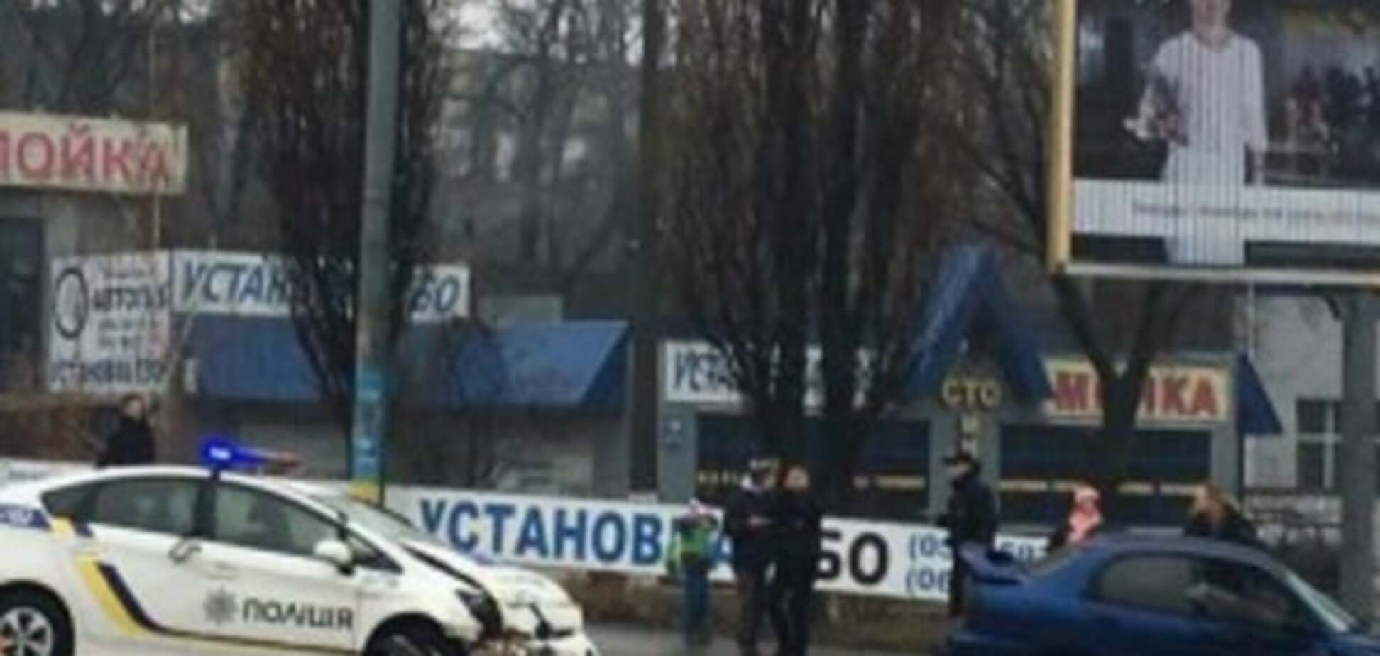 Авария в Киеве: автомобиль полиции 'поцеловал' легковушку. Фотофакт