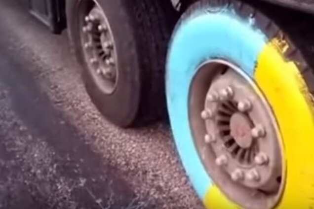 Привет Путину: активисты по-украински украсили заблокированные российские фуры