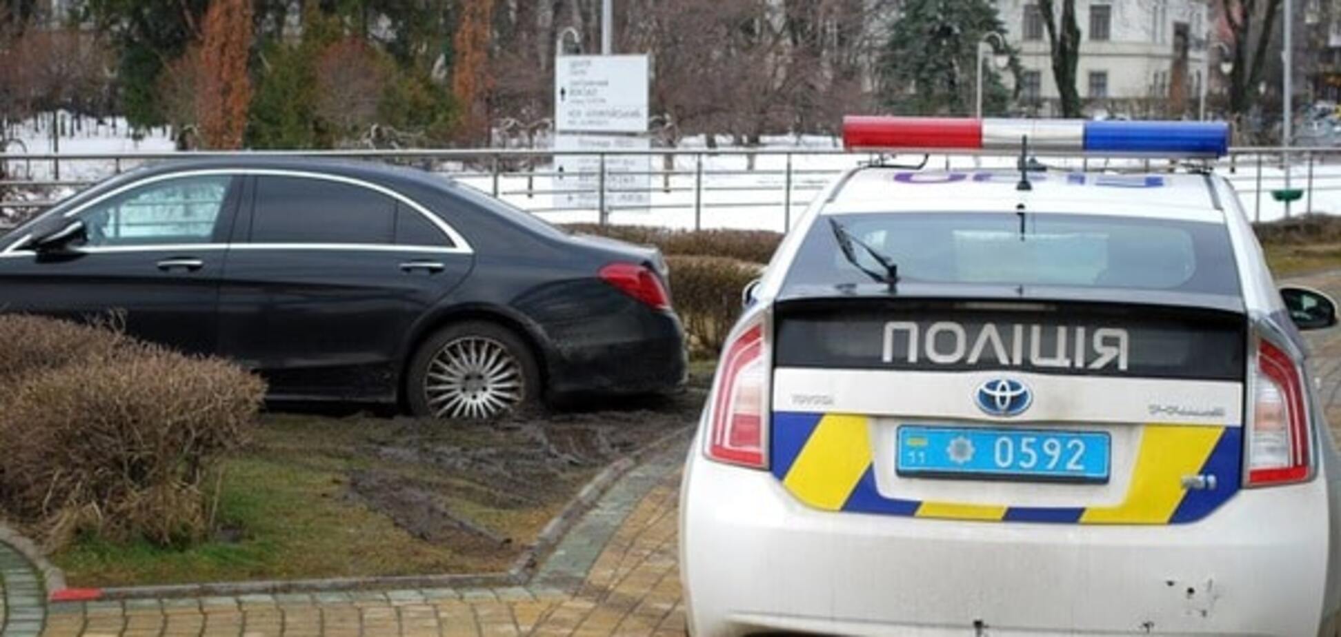 Mercedes в грязи: в Киеве посетительница ресторана припарковалась на 'коварном' газоне