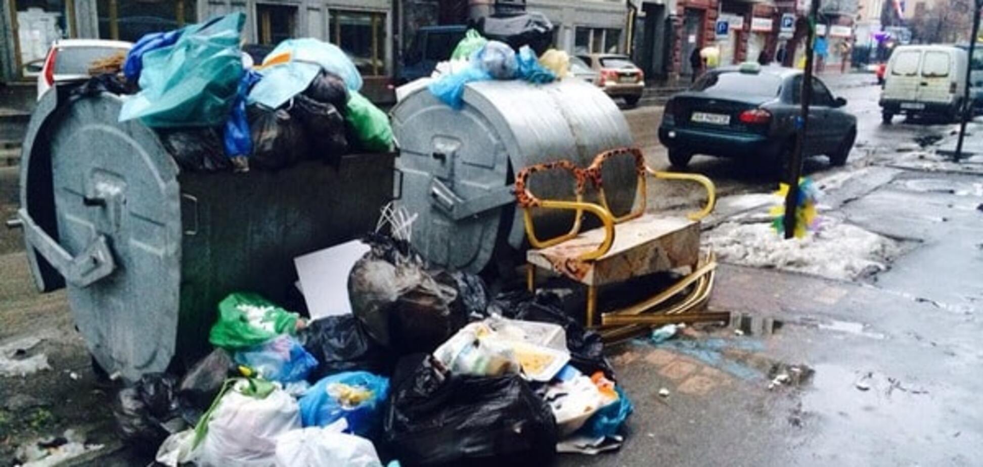 Погрязли в мусоре: в соцсети показали возмутительное фото из центра Киева 
