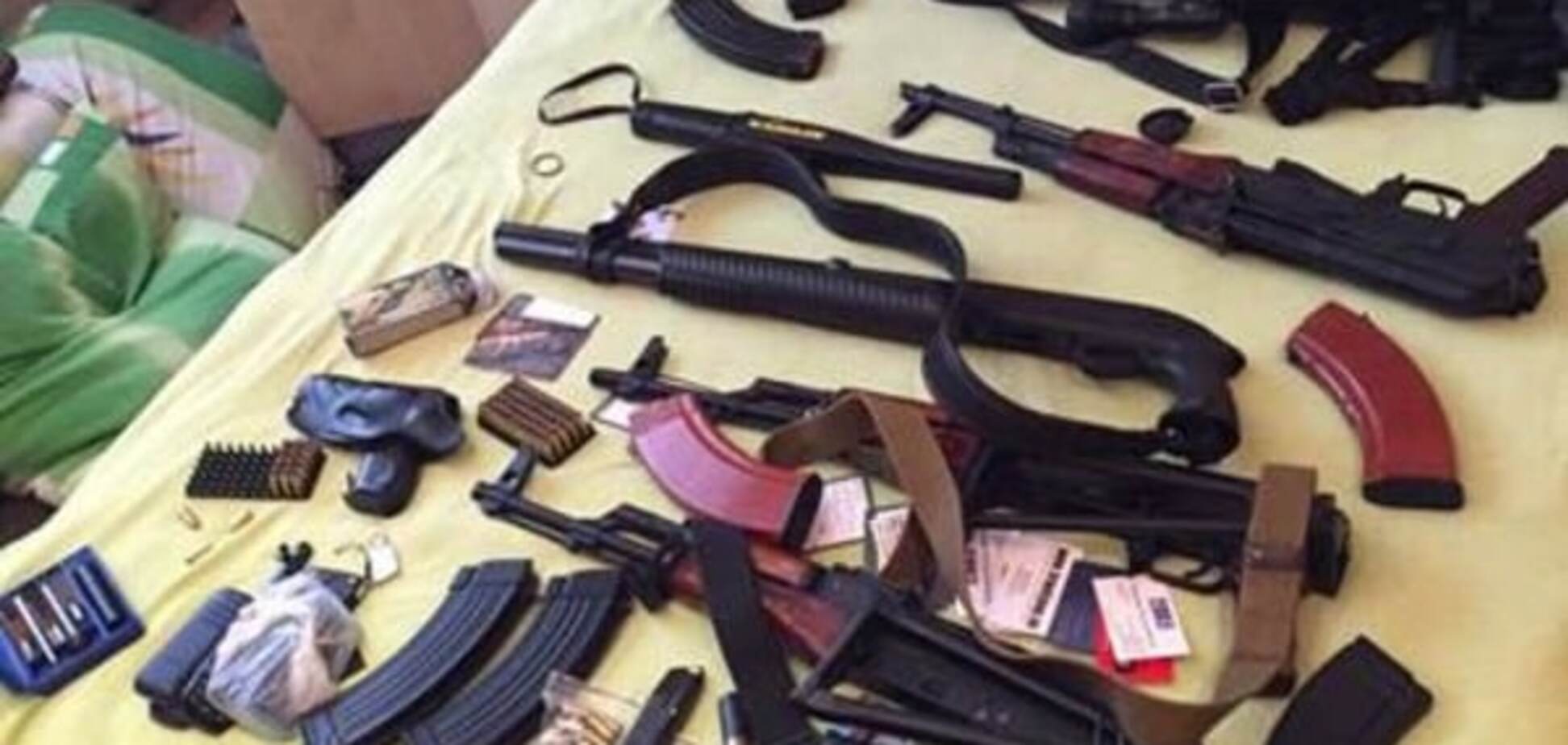 Лицом в пол: в Киеве СБУ задержала участников военизированной группировки