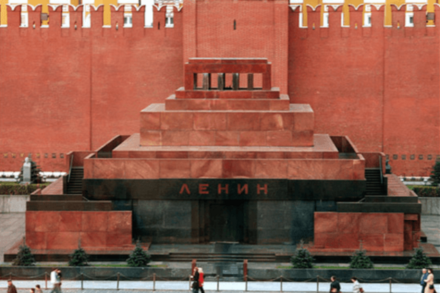 Отчаянный пенсионер в Москве облил 'зеленкой' мавзолей Ленина
