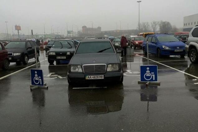 В Киеве автохам 'забил' на знаки и припарковался на местах для инвалидов