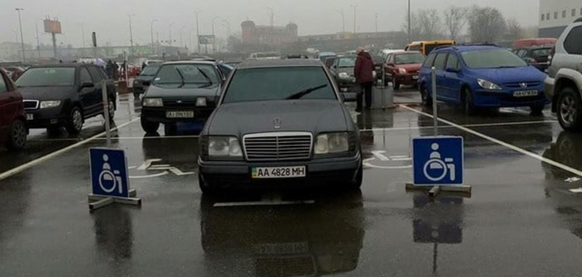 В Киеве автохам 'забил' на знаки и припарковался на местах для инвалидов