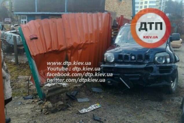 Під Києвом дівчина на Suzuki протаранила паркан