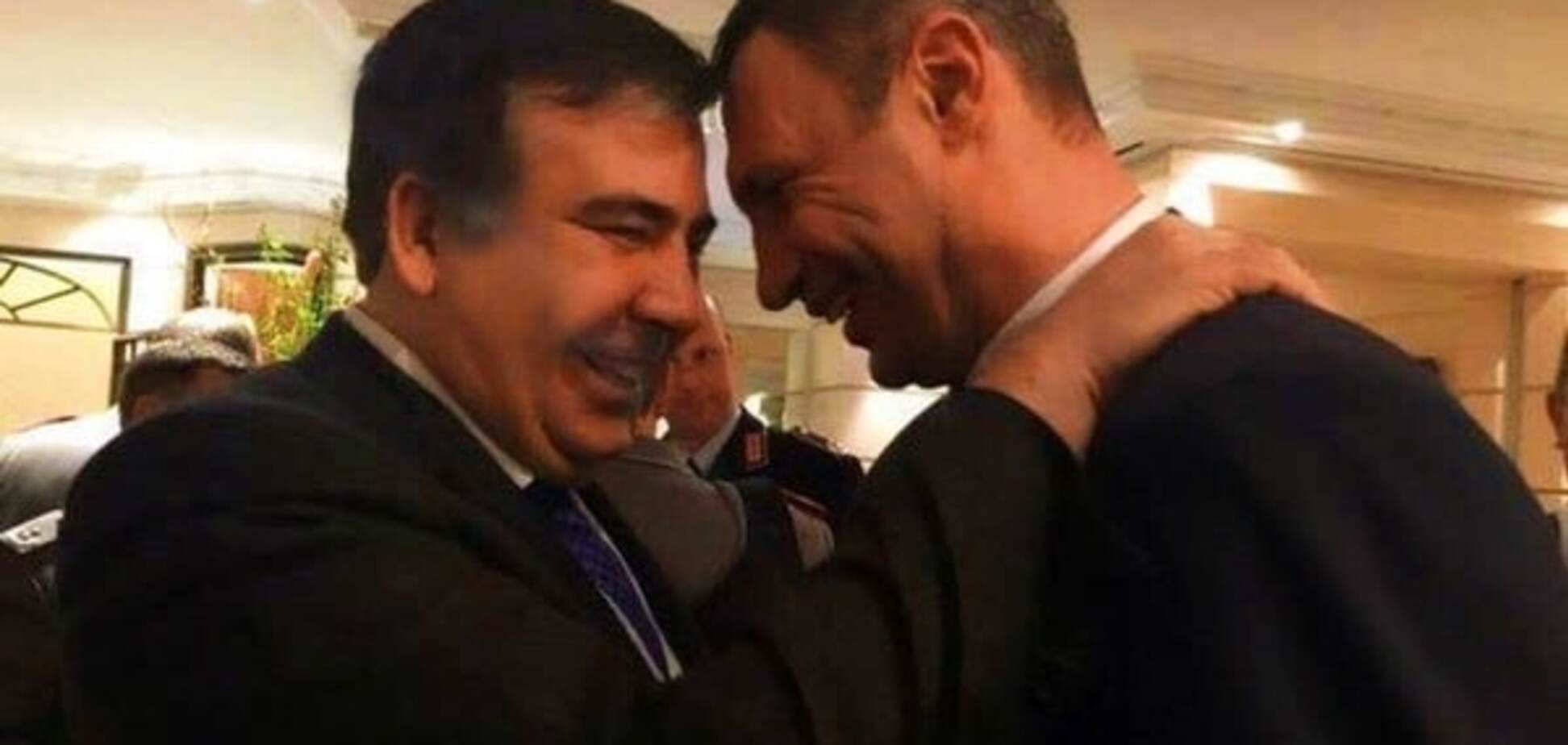 Саакашвили в Мюнхене обнимался с Кличко и показал фото своей мамы