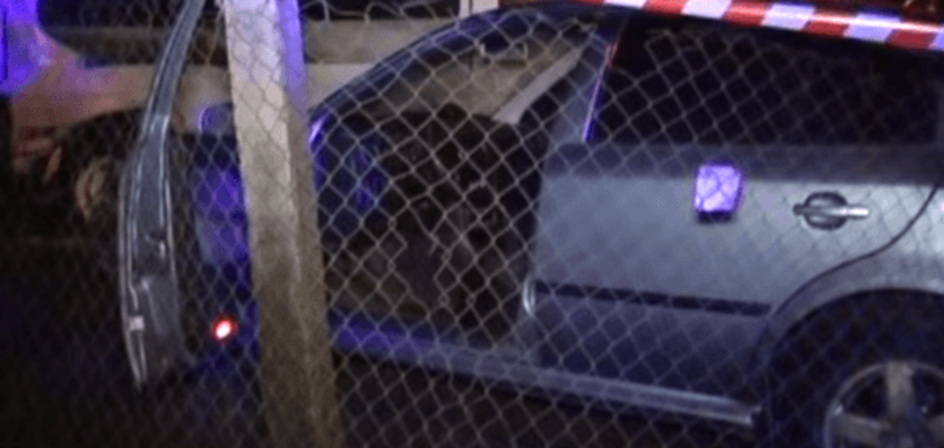 В Киеве водитель Skoda влетел в стоянку, скрываясь от полиции