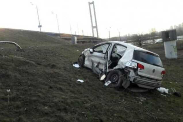 В Киеве Volkswagen 'вылетел' с Южного моста: опубликованы фото