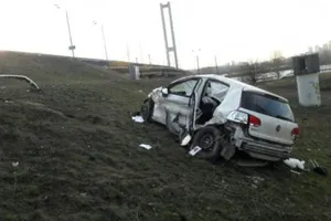 У Києві Volkswagen "вилетів" із Південного моста: опубліковано фото