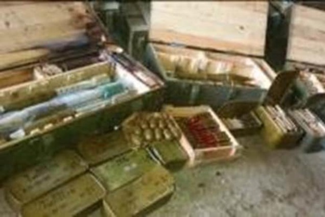 Не встигли постріляти: на Луганщині знайшли схованку, набиту зброєю