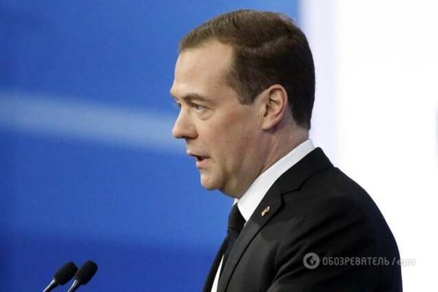 Маккейн уличил Медведева в копировании Путина