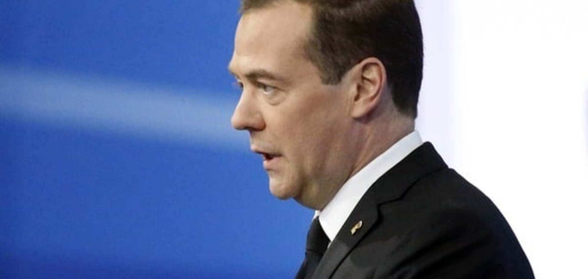 Маккейн уличил Медведева в копировании Путина