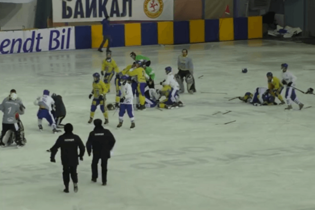 Хоккеисты сборной Украины устроили массовую драку на чемпионате мира в России: видео побоища
