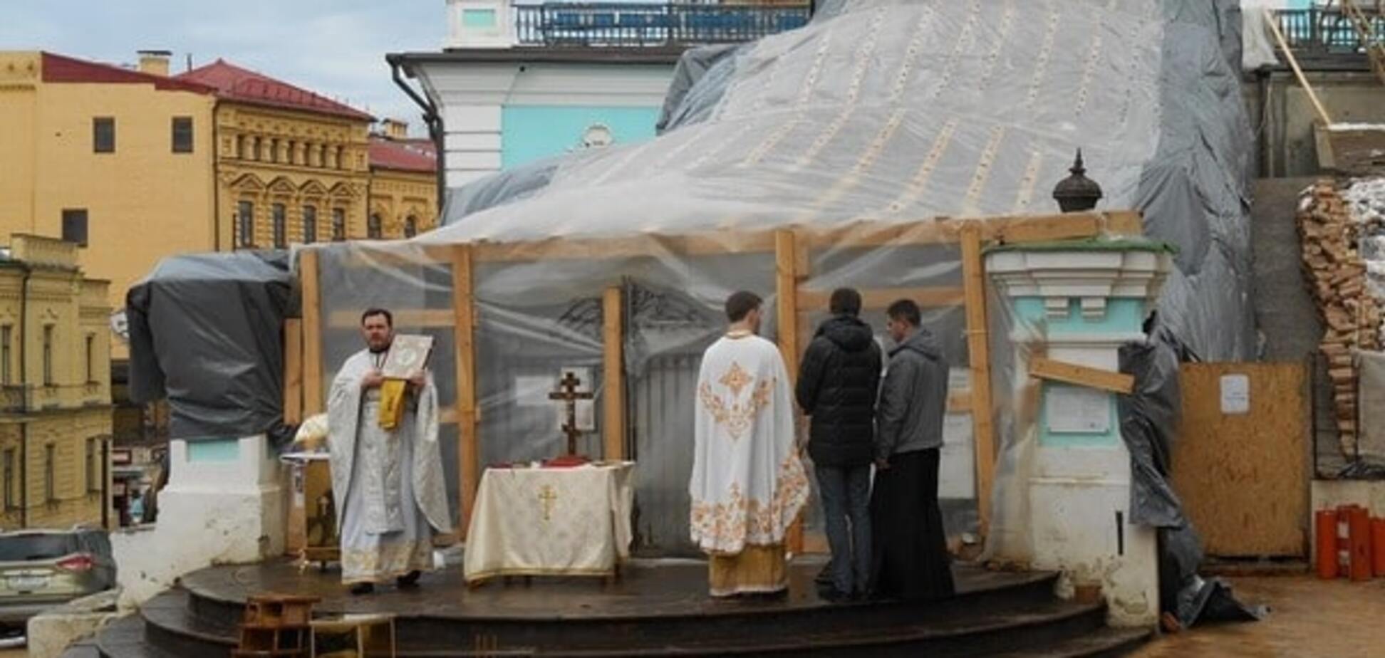 В Киеве священники устроили 'церковь на улице': фотофакт