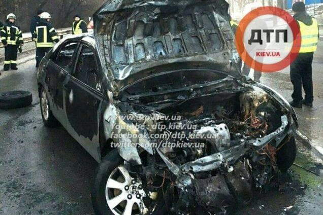 В Киеве пьяный водитель Toyota разбил и сжег машину